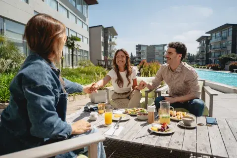 Una madre y dos hijos merendando en el hotel sheraton Una madre y dos hijos merendando en el hotel sheraton