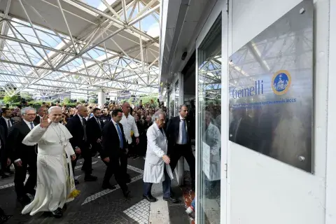 El Papa León XIV en su llegada al Hospital Gemelli en Roma, el 13 de octubre de 2026, para someterse a una cirugía para extirpar un nódulo localizado en su pulmón.