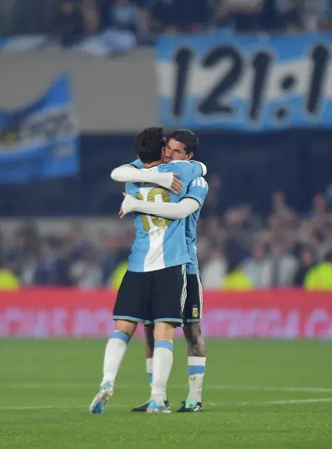 Amigos: el abrazo de Lionel Messi y Rodrigo De Paul. Amigos: el abrazo de Lionel Messi y Rodrigo De Paul.