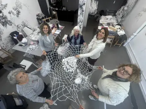 mujeres tejiendo mujeres tejiendo