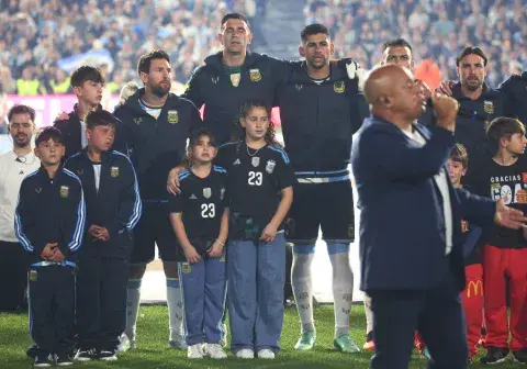 Fabio Santana canta el Himno en la despedida de Messi. Fabio Santana canta el Himno en la despedida de Messi.