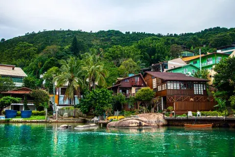 Las casas en la costa de Florianópolis Las casas en la costa de Florianópolis