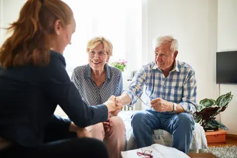 ⁠Qué dice la psicología sobre las personas mayores que repiten las mismas historias