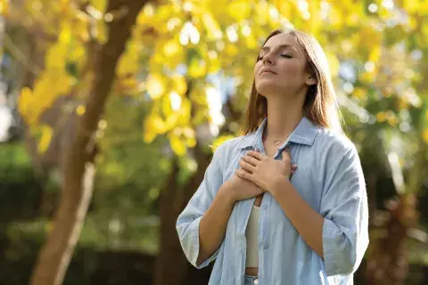 mujer relajada mujer relajada