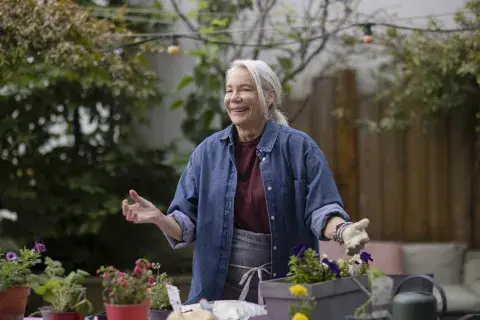 mujer alegre en el jardin