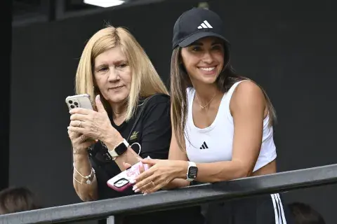 Antonella Roccuzzo y Celia en un palco en el estadio de Miami Antonella Roccuzzo y Celia en un palco en el estadio de Miami