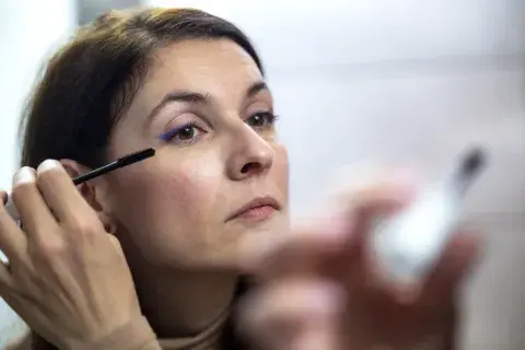 Lápiz negro en la línea de agua: por qué los maquilladores recomiendan reemplazarlo a partir de los 50 Lápiz negro en la línea de agua: por qué los maquilladores recomiendan reemplazarlo a partir de los 50