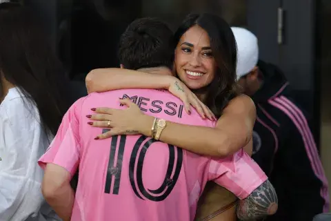 Antonella Roccuzzo abrazando a Messi Antonella Roccuzzo abrazando a Messi