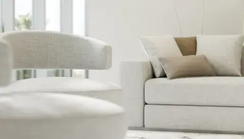 Sillón y silla de lino en un living minimalista.