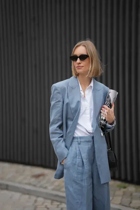 Una mujer caminando por la calle con un traje de lino en color azul