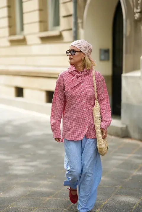 Una mujer con una camisa de poplin en color rojo