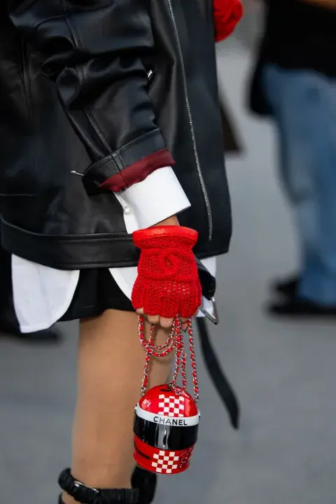 Una mujer con un look de Street style durante parís Fashion Week con bolso muy original Una mujer con un look de Street style durante parís Fashion Week con bolso muy original