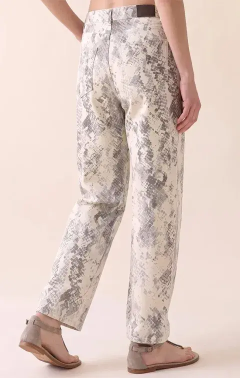 Una modelo usando jean estampados que se consiguen en argentina
