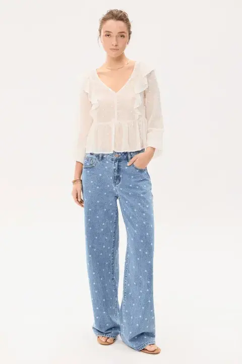 Una modelo usando jean estampados que se consiguen en argentina