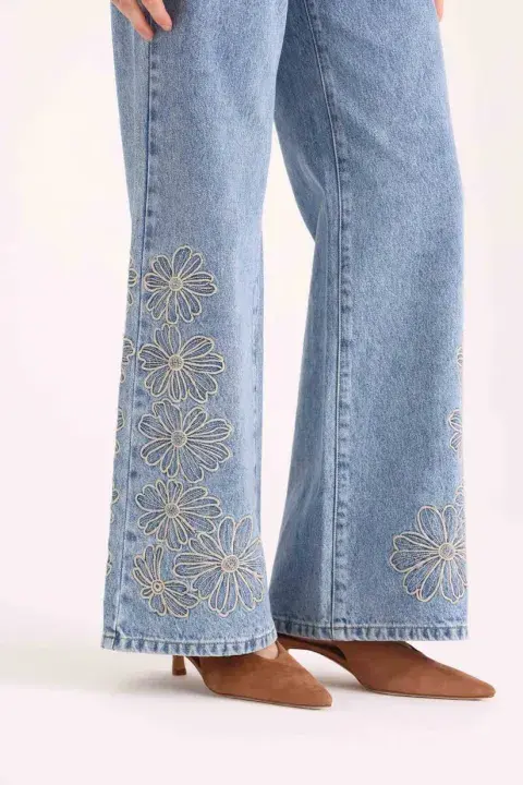 Una modelo usando jean estampados que se consiguen en argentina