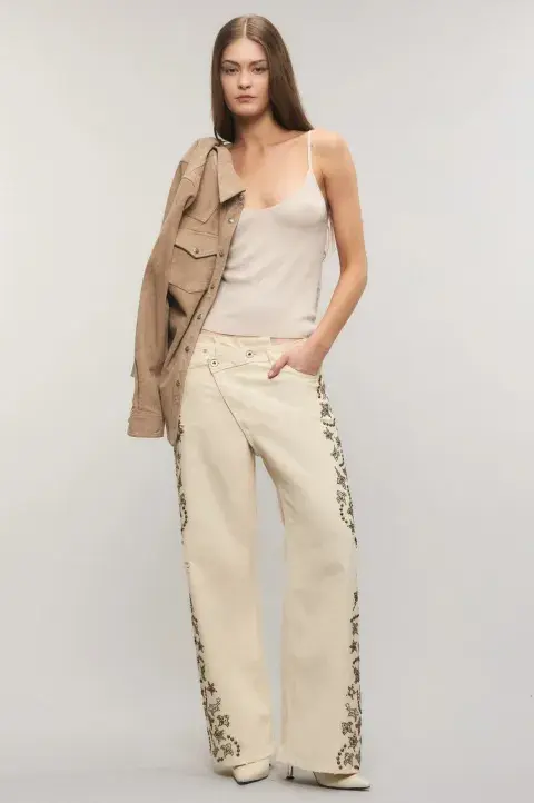 Una modelo usando jean estampados que se consiguen en argentina