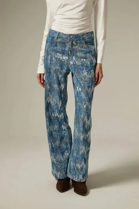 Una modelo usando jean estampados que se consiguen en argentinaUna modelo usando jean estampados que se consiguen en argentina