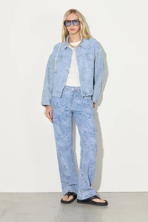 Una modelo usando jean estampados que se consiguen en argentina