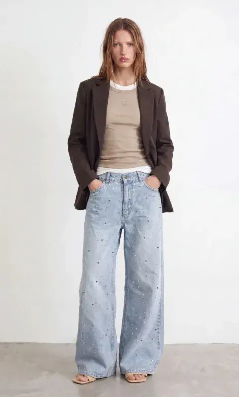 Una modelo usando jean estampados que se consiguen en argentina