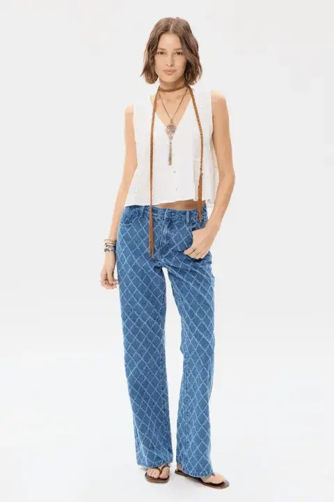 Una modelo usando jean estampados que se consiguen en argentina