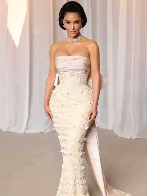 Kim Kardashian con un vestio blanco Kim Kardashian con un vestio blanco