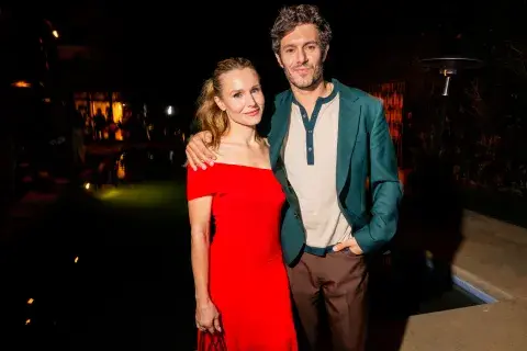 Kristen Bell y Adam Brody en la premiere de Nadie quiere esto 3.