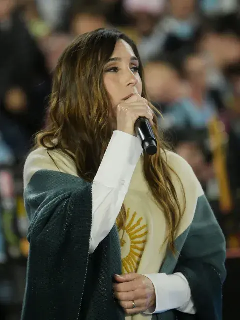 El poncho catamarqueño de La Sole en la despedida de Messi: dónde podés conseguirlo Foto vertical de Soledad Pastorutti