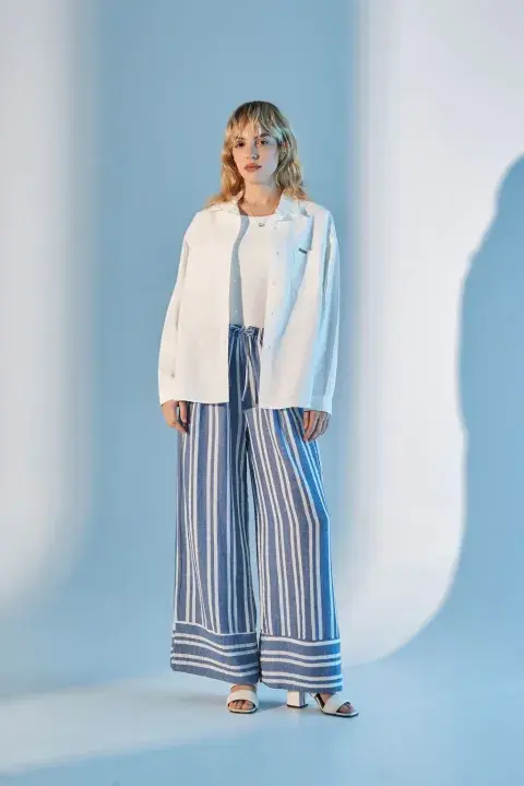 Modeo luciendo un look primaveral con pantalón rayado. Modeo luciendo un look primaveral con pantalón rayado.