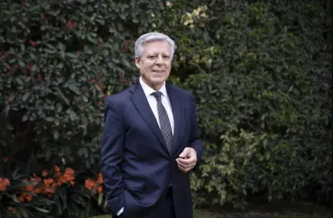 El Doctor Lopez Rosetti en el jardin de su casa