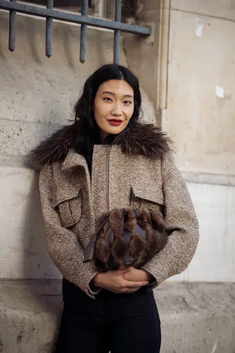 Una mujer con un look de Street style durante parís Fashion Week con bolso muy original Una mujer con un look de Street style durante parís Fashion Week con bolso muy original