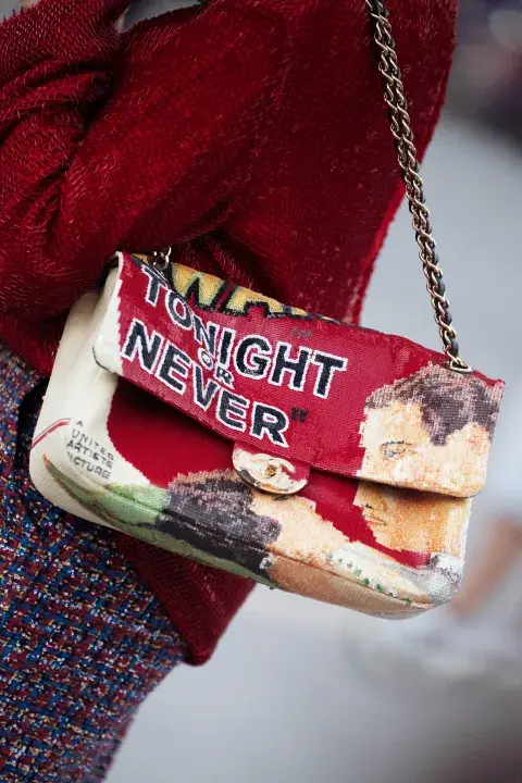 Una mujer con un look de Street style durante parís Fashion Week con bolso muy original Una mujer con un look de Street style durante parís Fashion Week con bolso muy original