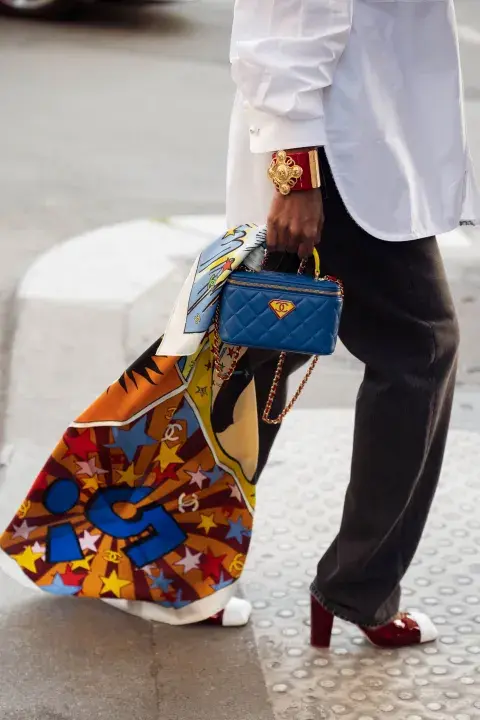 Una mujer con un look de Street style durante parís Fashion Week con bolso muy original Una mujer con un look de Street style durante parís Fashion Week con bolso muy original