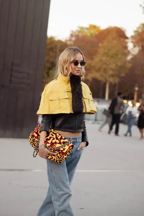 Una mujer con un look de Street style durante parís Fashion Week con bolso muy original Una mujer con un look de Street style durante parís Fashion Week con bolso muy original