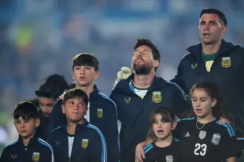 La emoción de Messi ymientras suena el Himno en su despedida de la Selección Argentina. La emoción de Messi ymientras suena el Himno en su despedida de la Selección Argentina.