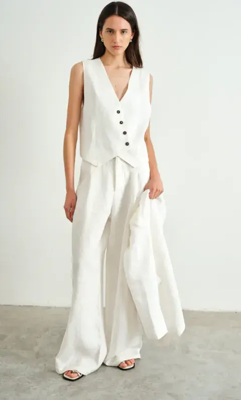 Modelo luciendo un conjunto total white. Modelo luciendo un conjunto total white.