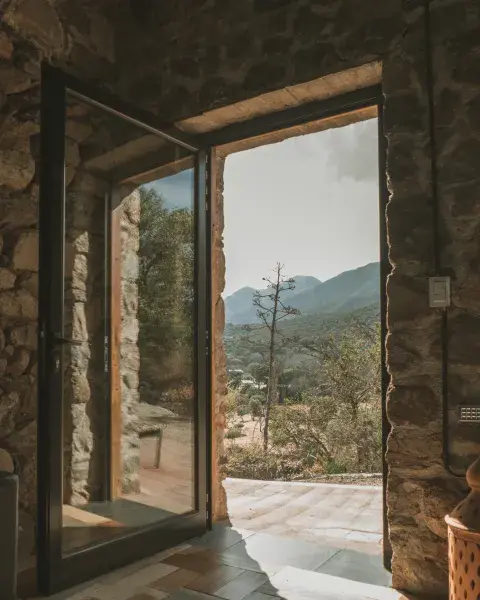 Un ventanal abierto que da hacia las sierras