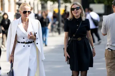 Dos mujeres por paris en fashion week con lentes XL