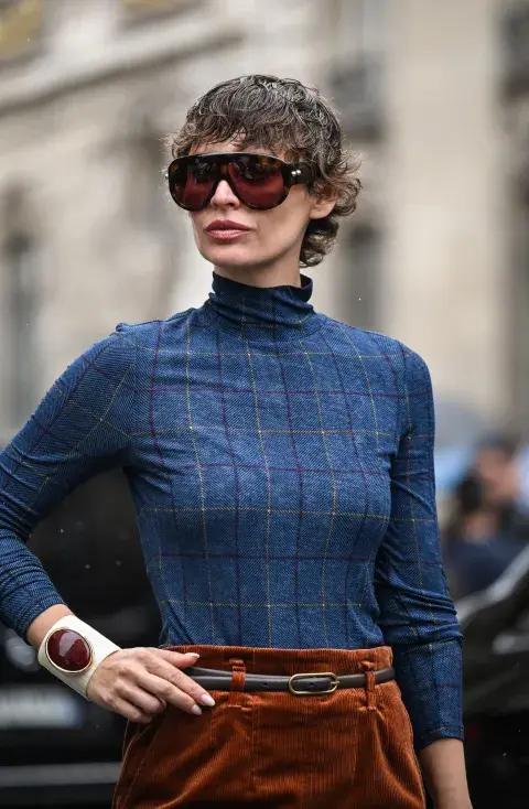 Una mujer caminando por parís fashion week con lentes XL