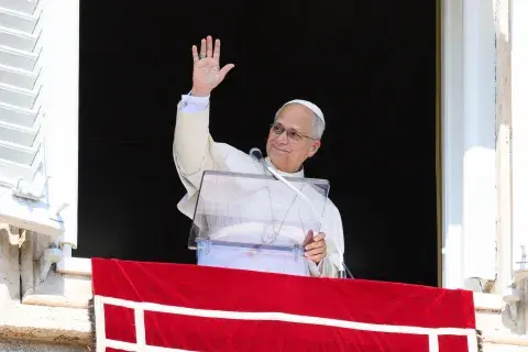 El Papa Leon XIV saludando desd el balcón del Vaticano