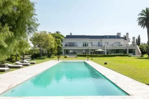 La pileta y la fachada de la casa de Mauro Icardi La pileta y la fachada de la casa de Mauro Icardi