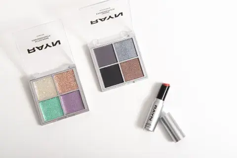 RAYN es una nueva marca de maquillaje argentina de estilo maximalista e inspiración Y2K 