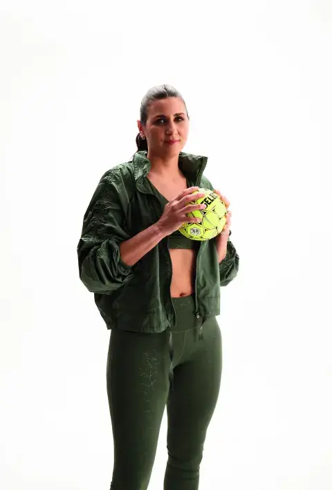 Deportista de handball sosteniendo una pelota