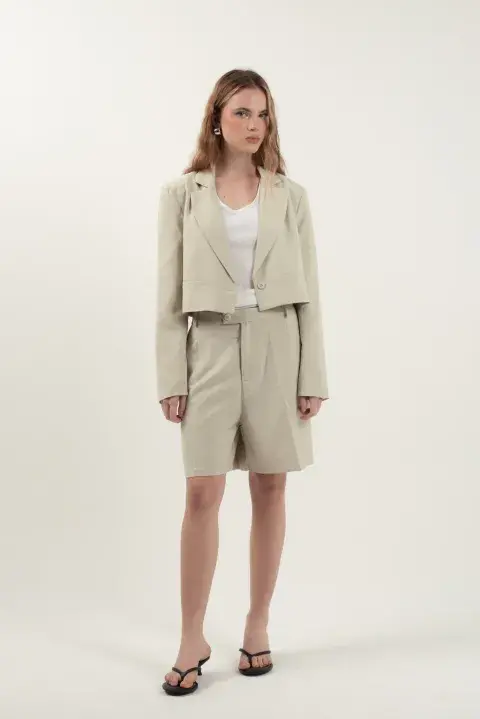 Modelo luciendo un conjunto de blazer y bermuda. Modelo luciendo un conjunto de blazer y bermuda.