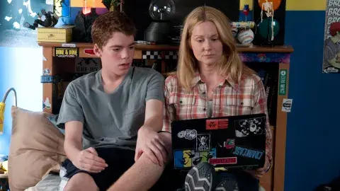 Laura Linney y Gabriel Basso en The Big C.