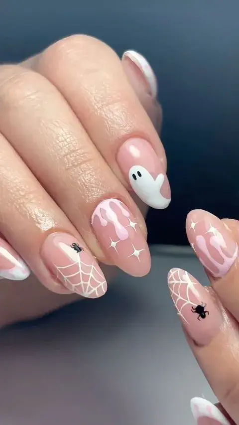 Uñas de fantasmas de halloween en tonos blancos Uñas de fantasmas de halloween en tonos blancos