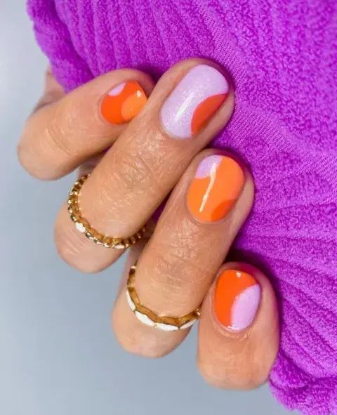 Uñas rayadas en color violeta y naranja