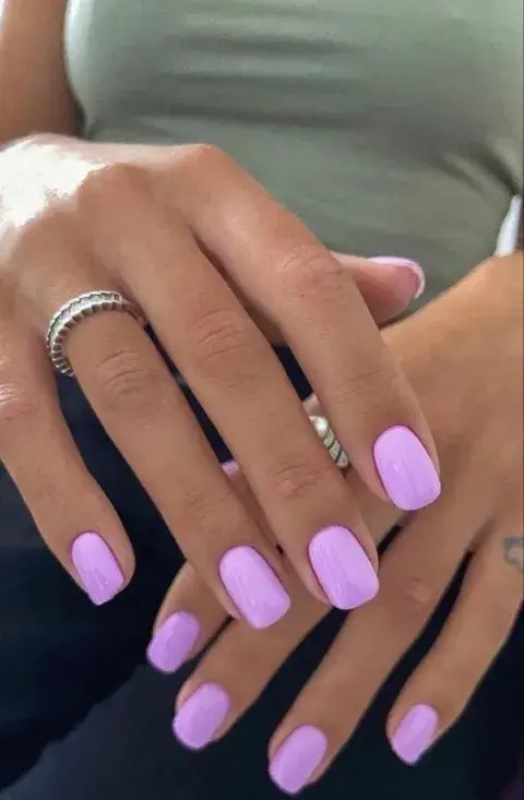Uñas en color violeta