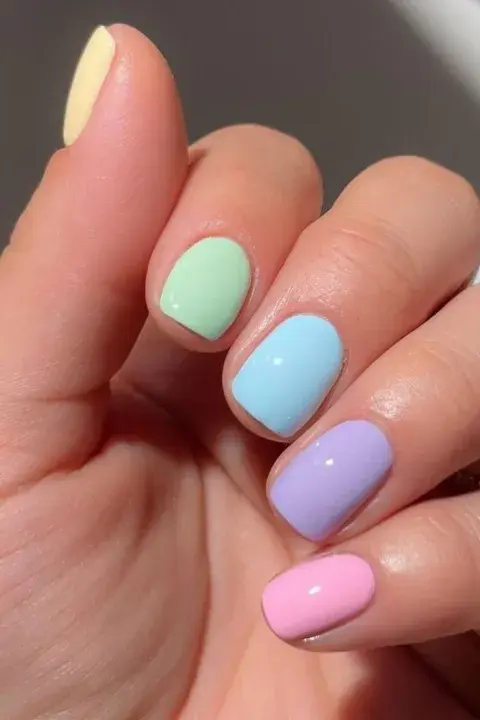 uñas de cada color en tonos pasteles