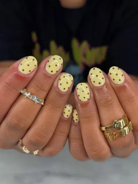Uñas amarillas con puntos