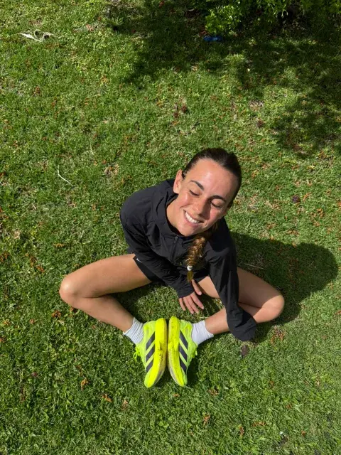 Mujer elongando luego de practicar deporte Mujer elongando luego de practicar deporte